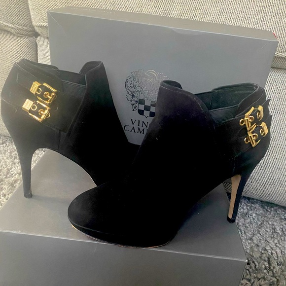 Vince Camuto black side platform ankle boot, lightly worn once or twice - Picture 2 of 3